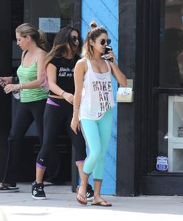 Vanessa Hudgens feet photo thumbnail