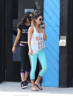 Vanessa Hudgens feet photo thumbnail