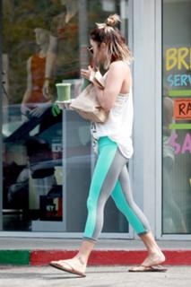 Vanessa Hudgens feet photo thumbnail