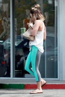 Vanessa Hudgens feet photo thumbnail