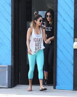 Vanessa Hudgens feet photo thumbnail