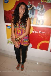 Taapsee Pannu feet photo thumbnail