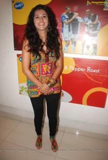 Taapsee Pannu feet photo thumbnail