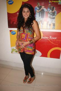 Taapsee Pannu feet photo thumbnail