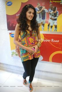 Taapsee Pannu feet photo thumbnail