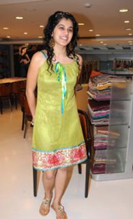 Taapsee Pannu feet photo thumbnail