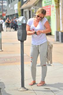 Hilary Duff feet photo thumbnail