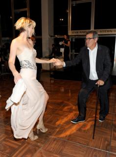 Jenna Elfman feet photo thumbnail