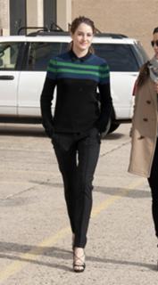 Shailene Woodley feet photo thumbnail