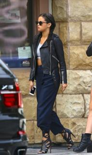 Selena Gomez feet photo thumbnail