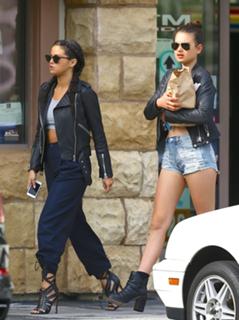 Selena Gomez feet photo thumbnail