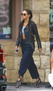 Selena Gomez feet photo thumbnail