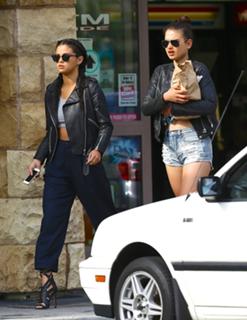 Selena Gomez feet photo thumbnail
