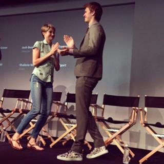 Shailene Woodley feet photo thumbnail