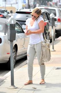 Hilary Duff feet photo thumbnail