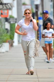 Hilary Duff feet photo thumbnail