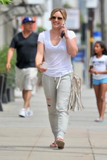 Hilary Duff feet photo thumbnail
