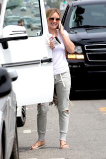 Hilary Duff feet photo thumbnail