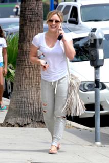 Hilary Duff feet photo thumbnail