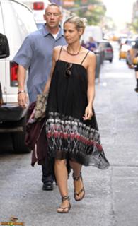 Heidi Klum feet photo thumbnail