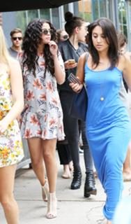Selena Gomez feet photo thumbnail