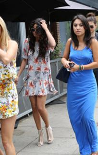 Selena Gomez feet photo thumbnail