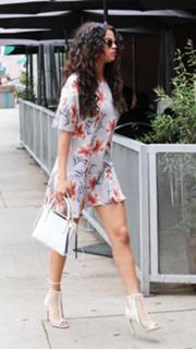 Selena Gomez feet photo thumbnail