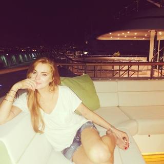 Lindsay Lohan feet photo thumbnail