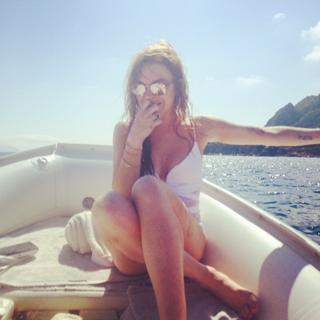Lindsay Lohan feet photo thumbnail