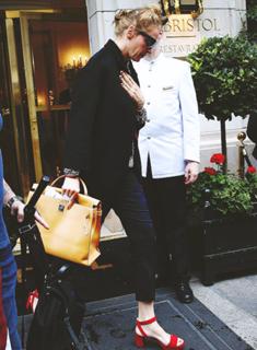 Uma Thurman feet photo thumbnail