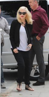 Gwen Stefani feet photo thumbnail