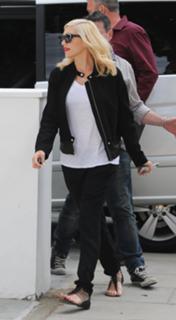 Gwen Stefani feet photo thumbnail