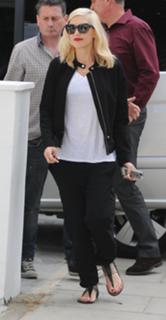 Gwen Stefani feet photo thumbnail