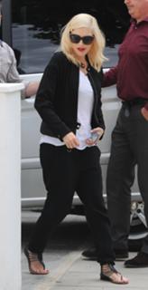 Gwen Stefani feet photo thumbnail