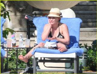 Hilary Duff feet photo thumbnail