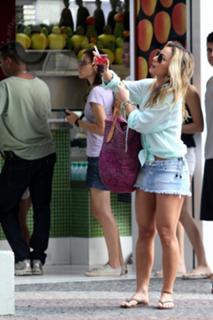 Sabrina Sato feet photo thumbnail
