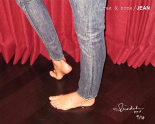 Miranda Kerr feet photo thumbnail