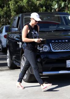 Kaley Cuoco feet photo thumbnail