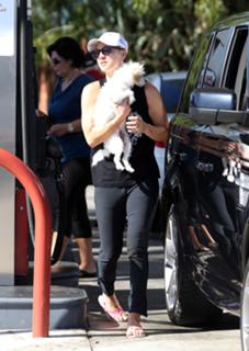 Kaley Cuoco feet photo thumbnail