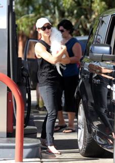 Kaley Cuoco feet photo thumbnail