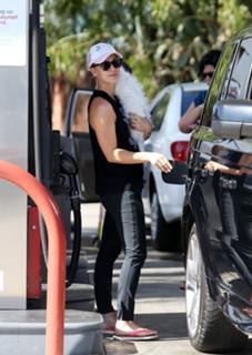 Kaley Cuoco feet photo thumbnail