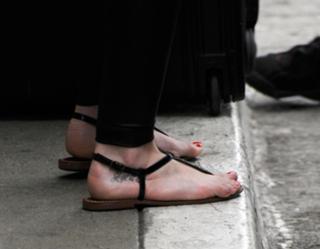 Hilary Duff feet photo thumbnail