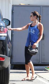 Lea Michele feet photo thumbnail