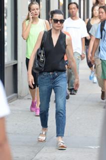 Julianna Margulies feet photo thumbnail