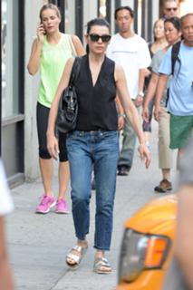 Julianna Margulies feet photo thumbnail