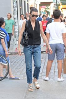 Julianna Margulies feet photo thumbnail