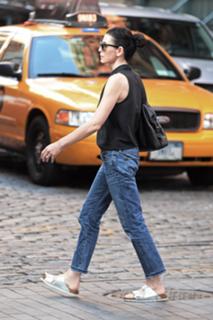 Julianna Margulies feet photo thumbnail