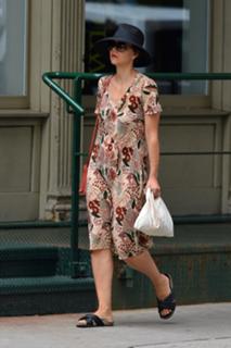 Maggie Gyllenhaal feet photo thumbnail