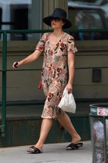 Maggie Gyllenhaal feet photo thumbnail