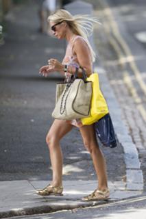 Denise Van Outen feet photo thumbnail